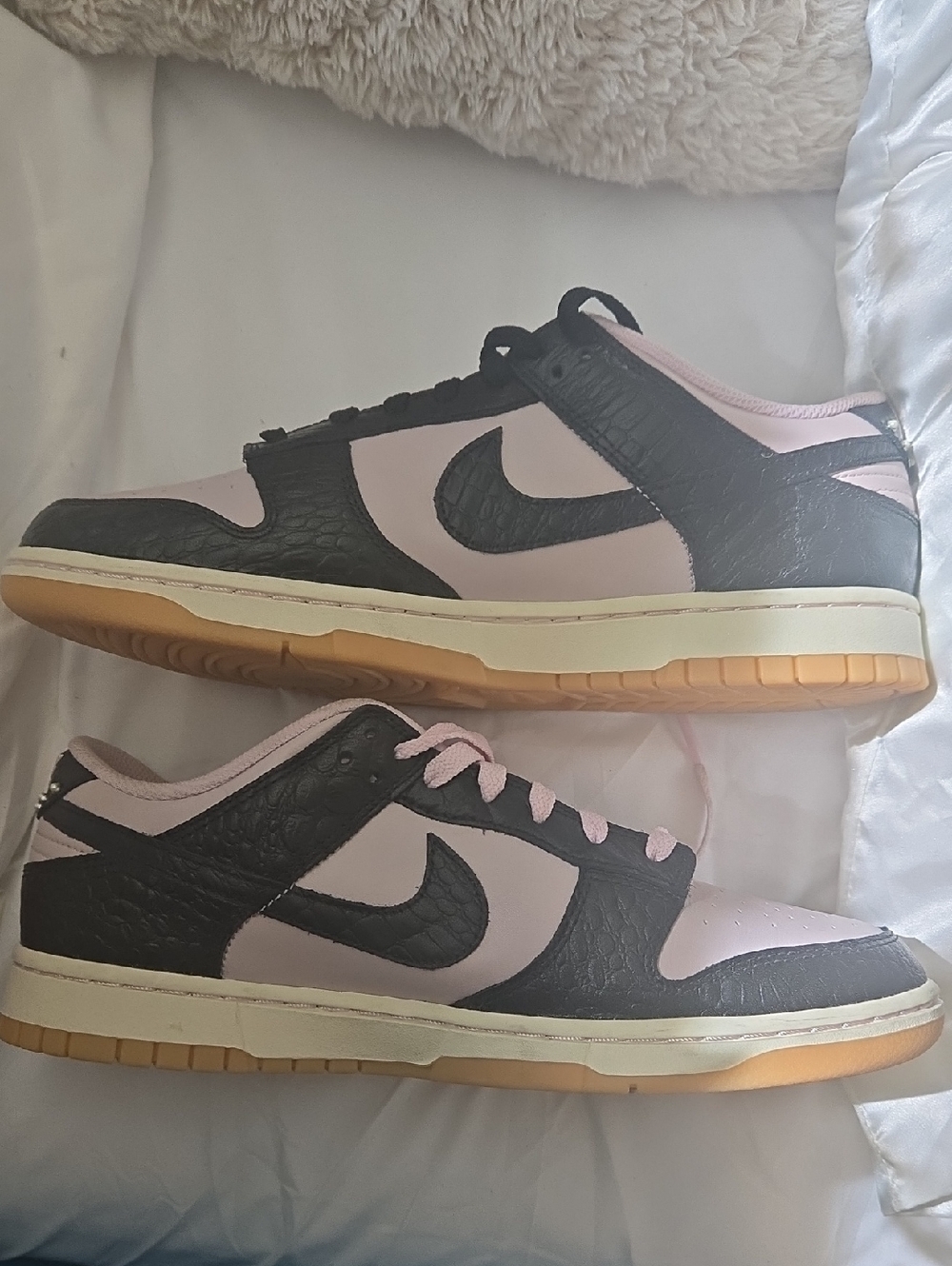 Nike Dunk Low Pink and Black Croc-Textured Size 10 EXCELLENT CONDITON - Picture 4 of 8